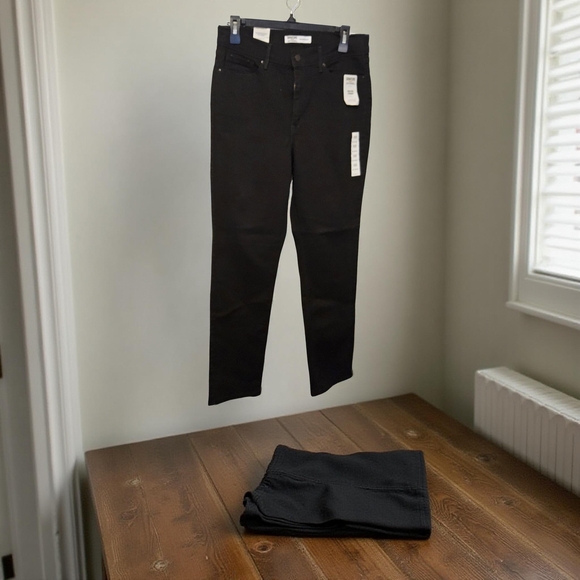 Signature by Levi Strauss Denim - 1 NWOT Levi Strauss 8M High Rise Straight Black Jeans